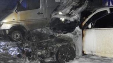 Ночью во дворе в Николаеве горели автомобиль и микроавтобус: подозревают поджог | Корабелов.ИНФО