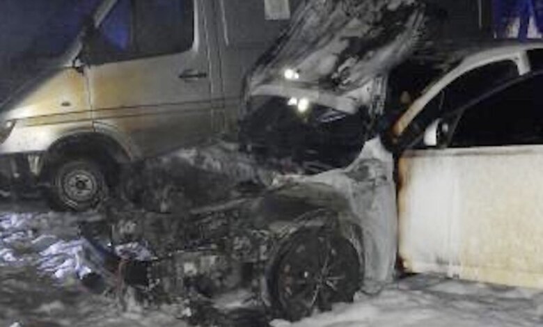 Ночью во дворе в Николаеве горели автомобиль и микроавтобус: подозревают поджог | Корабелов.ИНФО