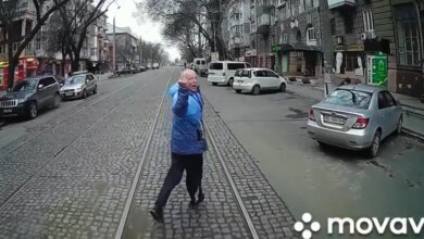 В Николаеве обиженный пассажир устроил забег перед не подождавшим его трамваем. ВИДЕО | Корабелов.ИНФО
