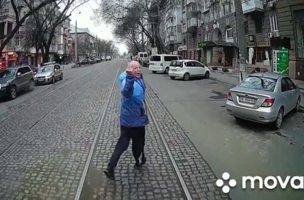 В Николаеве обиженный пассажир устроил забег перед не подождавшим его трамваем. ВИДЕО | Корабелов.ИНФО