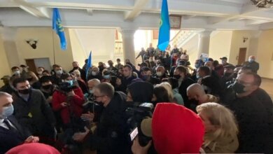 «Сеня! Беги!»: В Николаеве митингующие ворвались в горсовет и нашли мэра Сенкевича. ВИДЕО | Корабелов.ИНФО image 3