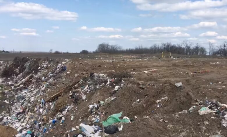 Мусор на несанкционированной свалке в Галицыново засыпали землей (видео) | Корабелов.ИНФО