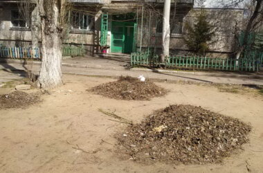 "Сложили листья на ничейной территории": в Корабельном возмущены бездеятельностью "коммунальщиков" | Корабелов.ИНФО image 5