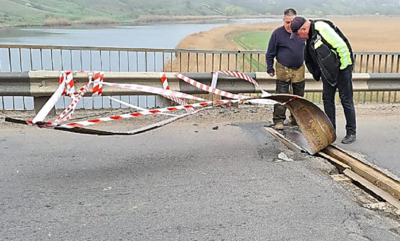 В Витовском районе вандалы пытались украсть металлическую пластину на мосту | Корабелов.ИНФО