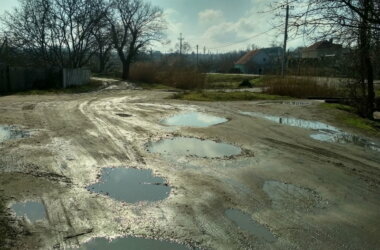 "Каждый год собираем подписи, и всё до одного места", - жители о бездорожье на улицах Корабельного (Фото) | Корабелов.ИНФО image 4