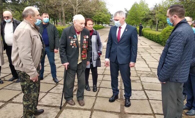 Приехал попиариться: Цуканов собрал пенсионеров у памятника в Корабельном районе, куда прибыл Сенкевич | Корабелов.ИНФО image 2