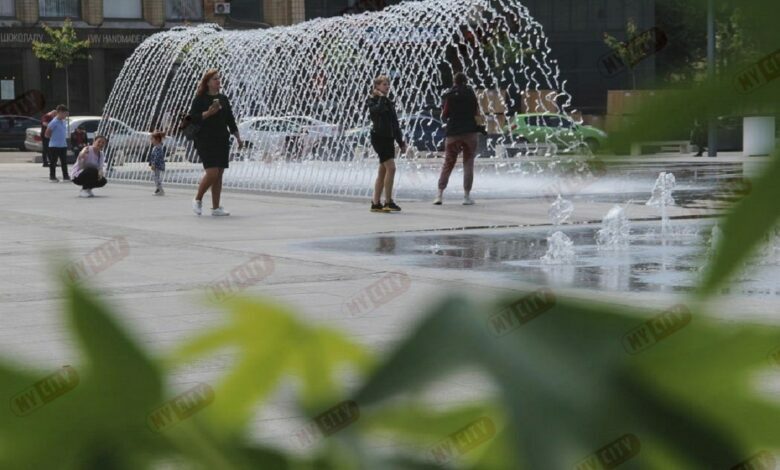 фонтаны на площади у Николаевского горсовета