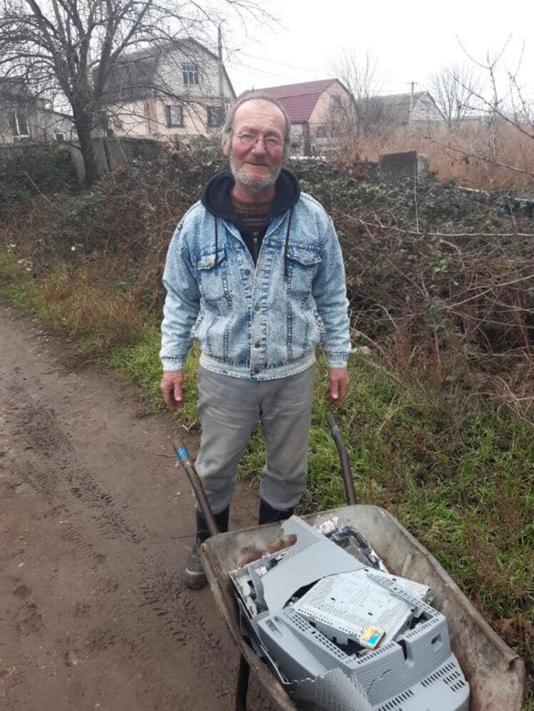 "Слабоумие этих особей поражает": опубликованы фото жителей Корабельного района, устроивших мусорную свалку | Корабелов.ИНФО image 8