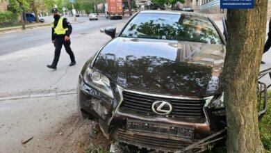 Пьяный, без документов и по «встречке»: в Николаеве Lexus снес забор и врезался в дерево (Видео) | Корабелов.ИНФО image 1