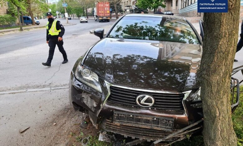 Пьяный, без документов и по «встречке»: в Николаеве Lexus снес забор и врезался в дерево (Видео) | Корабелов.ИНФО image 1