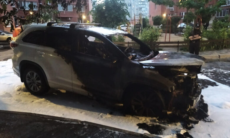Сгоревший ночью в Николаеве внедорожник принадлежит высокопоставленному офицеру полиции