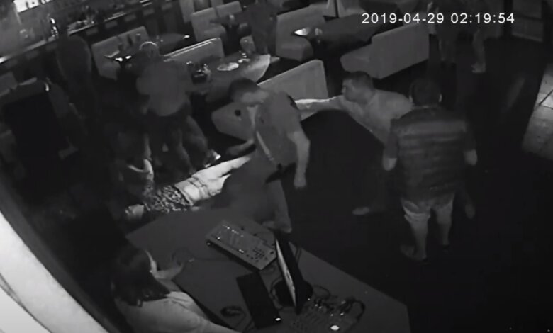 избиение посетителя в баре "Сопрано"