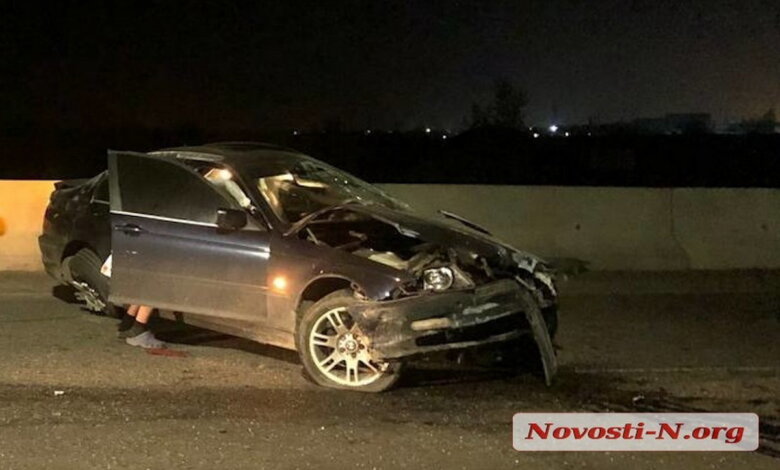 На въезде в Николаев BMW врезался в бетонный парапет, установленный на прошлой неделе | Корабелов.ИНФО image 1