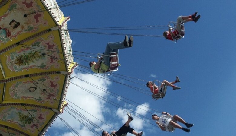 Со сломавшейся во время катания карусели вылетели дети: восемь пострадавших. ВИДЕО | Корабелов.ИНФО