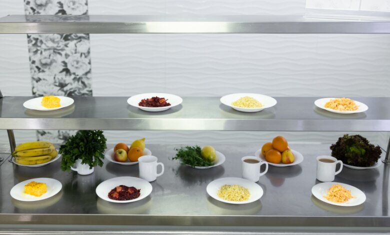 "В меню школьных столовых появятся традиционные украинские блюда, популярные блюда различных кухонь мира, а также безглютеновые позиции, будет увеличено количество фруктов и мяса в рационе.