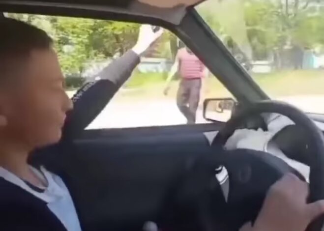 стреляющий за рулем