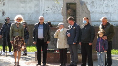 Прості мешканці та керманичі Корабельного району поклали квіти до пам'ятників героям Другої світової (Фото) | Корабелов.ИНФО image 5
