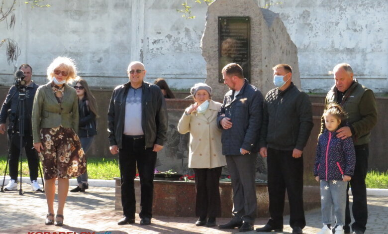 Прості мешканці та керманичі Корабельного району поклали квіти до пам'ятників героям Другої світової (Фото) | Корабелов.ИНФО image 5