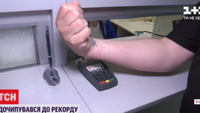 чипы в руке