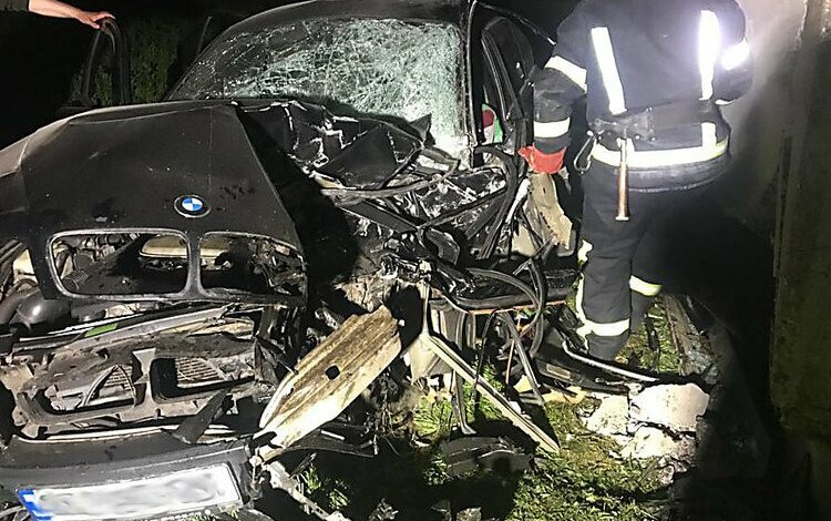 В Галициновской ОТГ автомобиль BMW врезался в дом: пострадали три человека | Корабелов.ИНФО image 1