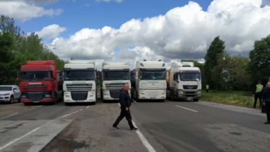 Под Николаевом грузовики перекрыли трассу