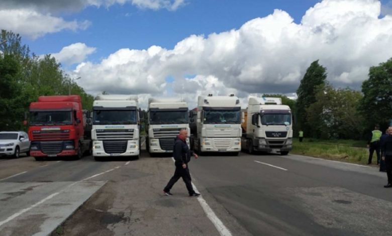 Под Николаевом грузовики перекрыли трассу
