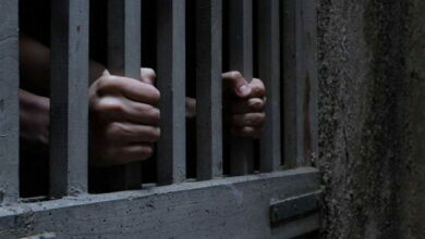 мужчина за решеткой