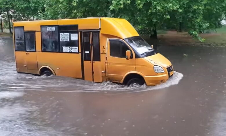 маршрутка 52 плывет от завода "Океан"