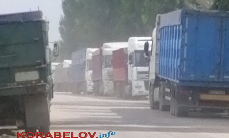 зерновозы на ул. Айвазовского в Николаеве