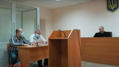 слева - обвиняемый в госизмене