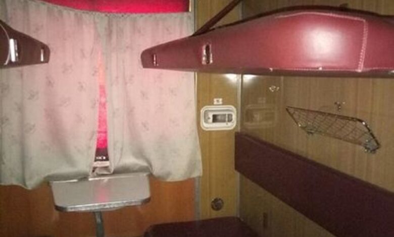 верхняя полка в поезде