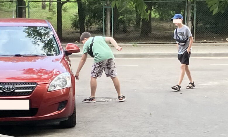 дети возле авто