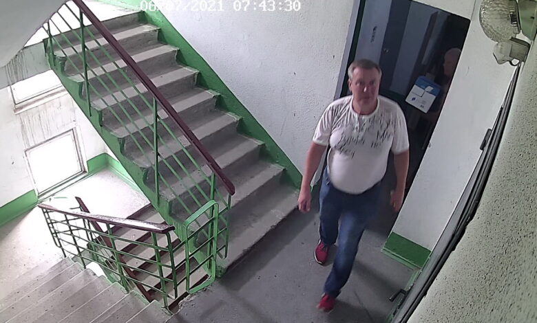 мужчина в подъезде