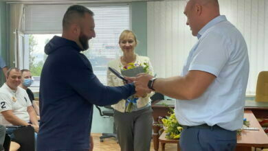 Руслан Олейник (праворуч) вручає відзнаку Денису Нікорі