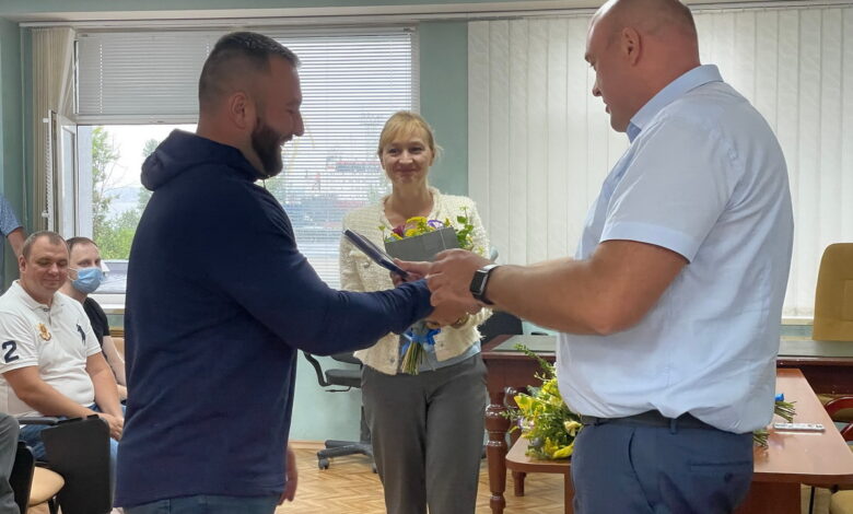 Руслан Олейник (праворуч) вручає відзнаку Денису Нікорі