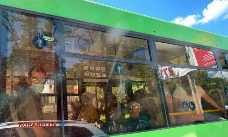 пассажиры зеленого автобуса в Николаеве