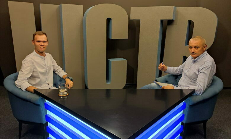 слева - Артем Кривцов