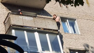 хочет спрыгнуть