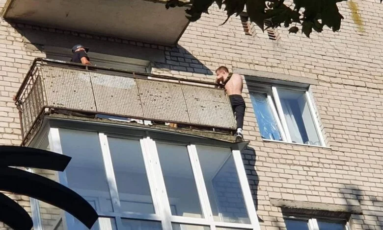 хочет спрыгнуть