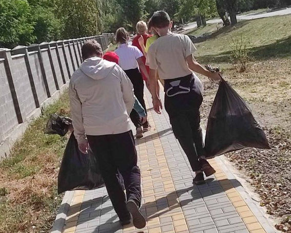 акция: школьники в Кульбакино убирают мусор на улице