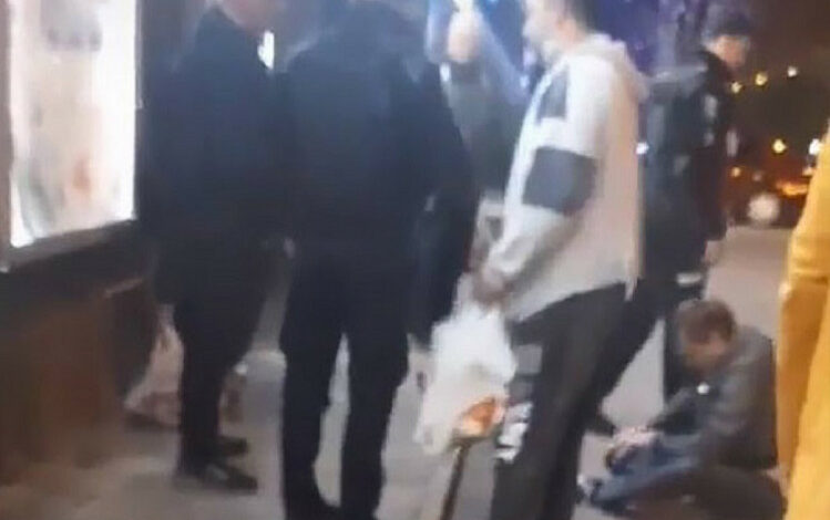 перепалка по поводу защитной маски перетекла в стрельбу