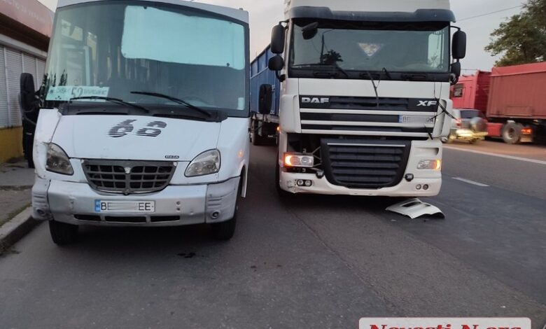 Конфликт между водителями "фуры" и "маршрутки" на пр. Богоявленском