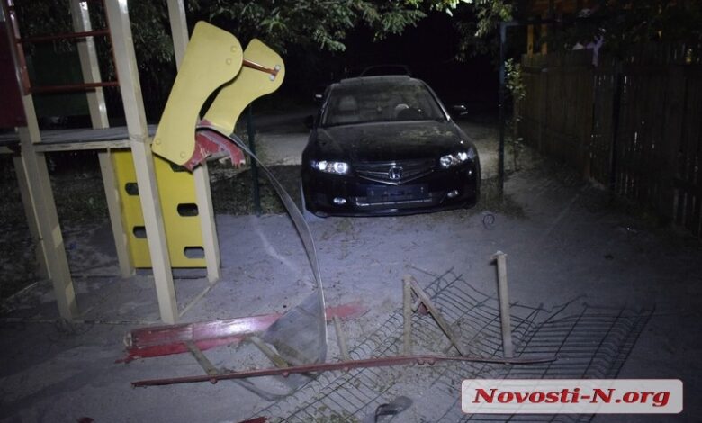 авто въехало в детскую площадку