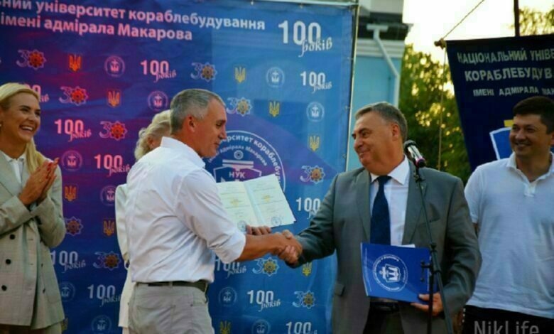 Сенкевичу вручают диплом