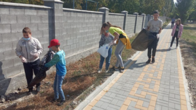 акция: школьники в Кульбакино убирают мусор на улице