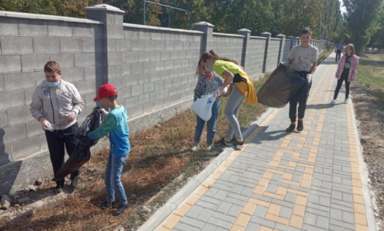 акция: школьники в Кульбакино убирают мусор на улице