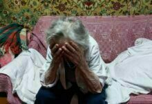 бабуся сумує