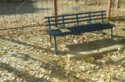 булылка на скамейке, мусор по пр. Корабелов,12