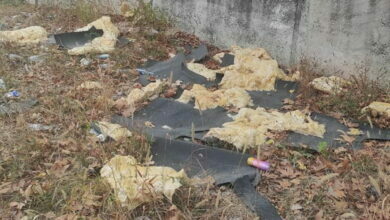 ободранная обшивка теплотрассы, мусор возле школы №48 в Николаеве