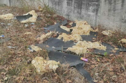 ободранная обшивка теплотрассы, мусор возле школы №48 в Николаеве